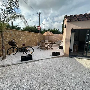  Appartement Dans - Jardin Privatif .