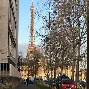 https://apt-studio-pour-deux-face-a-la-tour-eiffel.fr-paris.fr